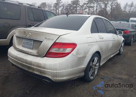 2011 Mercedes-Benz C 300 Luxury 4Matic/Sport 4Matic z USA, uszkodzony, nr VIN WDDGF8BBXBR180490